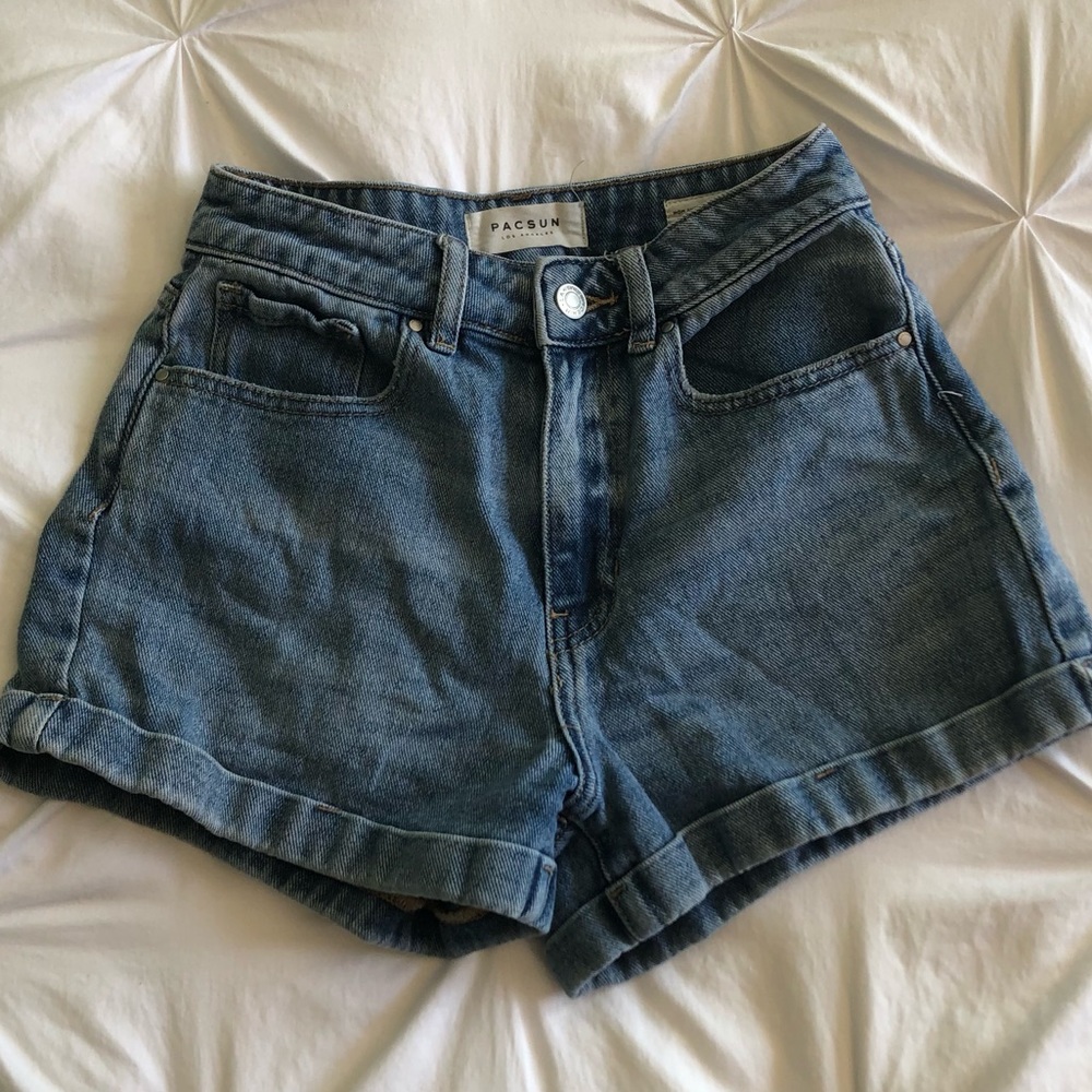 PacSun women’s mom jean shorts size 24.